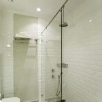 שירותים ומקלחת בדירת נופש דלקס ללא מרפסת במולכו נווה צדק