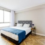 חדר שינה בדירת נופש עם שני חדרי שינה ונוף לים בחיפה