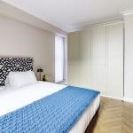 חדר שינה בדירת נופש עם שני חדרי שינה ונוף לים בחיפה