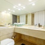 שירותים ומקלחת בדירת סטודיו בחיפה ליד הים