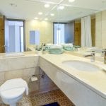 שירותים ומקלחת בדירת נופש עם שני חדרי שינה ונוף לים בחיפה