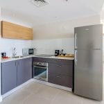 מטבח בדירת נופש עם שני חדרי שינה ונוף לים בחיפה