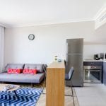 מטבח וסלון בדירת נופש עם חדר שינה ונוף לים בחיפה