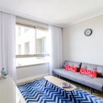 סלון בדירת נופש עם חדר שינה ונוף לים בחיפה