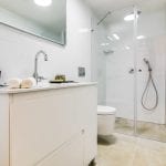 שירותים ומקלחת בדירת דופלקס ארבעה חדרים בקומת הקרקע - שוק הכרמל
