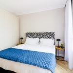 חדר שינה בדירת נופש עם חדר שינה ונוף לים בחיפה
