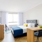 חדר שינה בדירת סטודיו בחיפה ליד הים