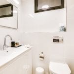 שירותים ומקלחת בדירת דופלקס ארבעה חדרים בקומת הקרקע - שוק הכרמל