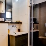 שירותים ומקלחת בדירת נופש עם שני חדרי שינה ומרפסת בשוק הכרמל