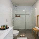 שירותים ומקלחת בדירת נופש דופלקס עם חמישה חדרי שינה וגינה בשינקין