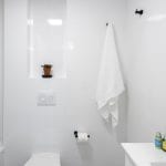 שירותים ומקלחת בדירת נופש עם שלושה חדרים וטרסה גדולה בשינקין