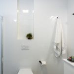 שירותים ומקלחת בדירת נופש עם שלושה חדרים ללא מרפסת בשינקין