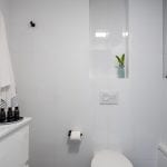שירותים ומקלחת בדירת נופש עם שלושה חדרים ללא מרפסת בשינקין
