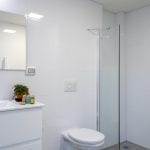 שירותים ומקלחת בדירת נופש עם חדר שינה ומרפסת בשינקין