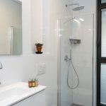 שירותים ומקלחת בדירות נופש עם שלושה חדרים שינה ומרפסת בשינקין