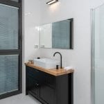 שירותים ומקלחת בדירת נופש שני חדרים עם מרפסת בשינקין